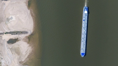 Wegen des Niedrigwassers können Transportschiffe weniger laden (Foto: Christoph Reichwein/dpa)