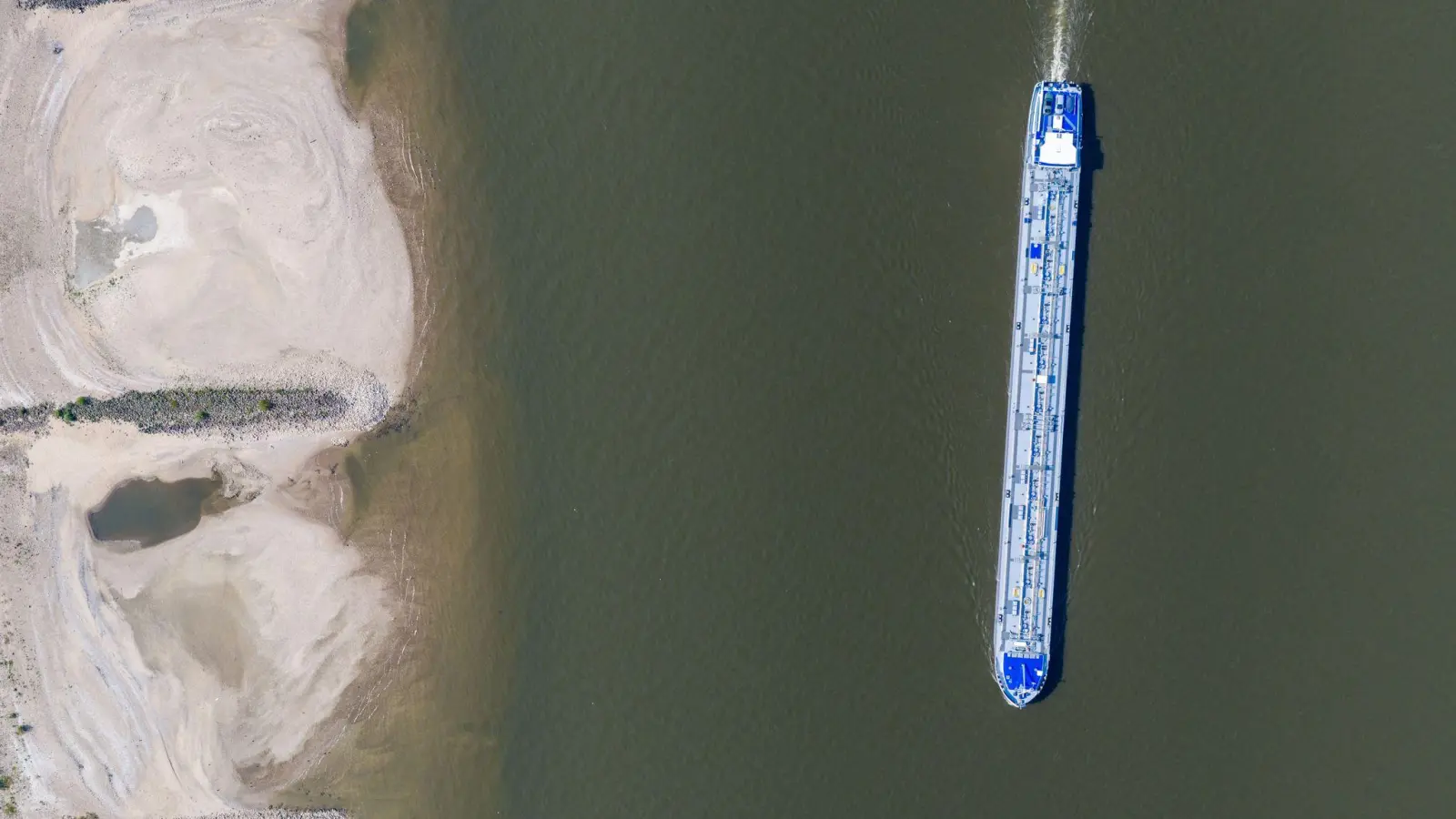 Wegen des Niedrigwassers können Transportschiffe weniger laden (Foto: Christoph Reichwein/dpa)