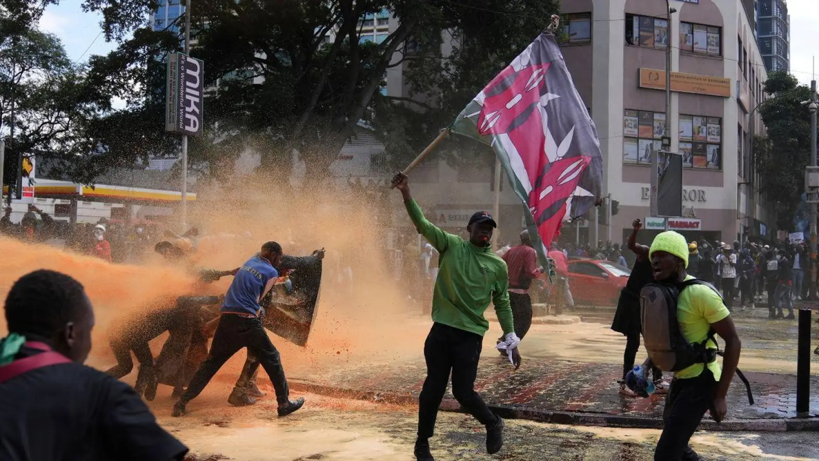 Proteste gegen geplante Steuererhöhungen: Es wird befürchtet, dass die Lebenshaltungskosten weiter steigen. (Foto: Brian Inganga/AP/dpa)