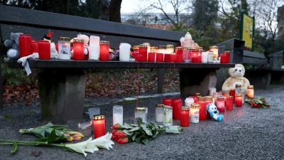 In einem Park in Aschaffenburg sind im Januar ein zweijähriger Junge und ein 41-jähriger Mann getötet sowie weitere Menschen schwer verletzt worden. Ministerpräsident Markus Söder (CSU) hat nun Ersthelfer ausgezeichnet. (Archivbild) (Foto: Daniel Löb/dpa)