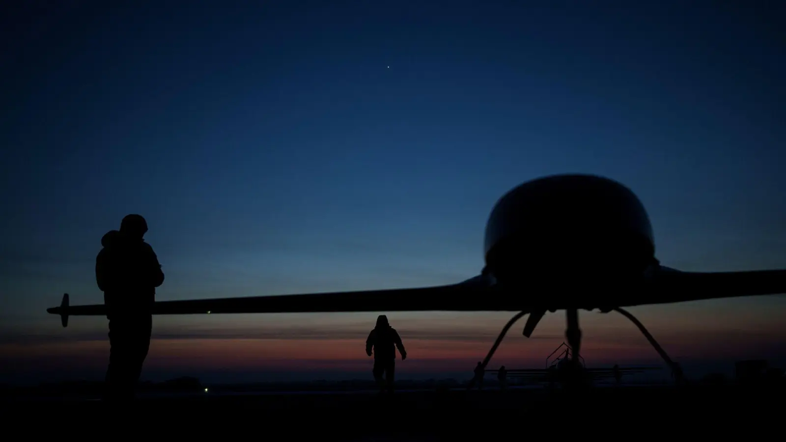 Nacht für Nacht greifen Russland und die Ukraine einander mit Drohnen an. (Archivbild) (Foto: Evgeniy Maloletka/AP/dpa)