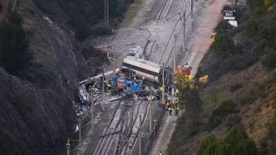 Nach dem schweren Zugunglück in Südspanien werden nun Details zu den Opfern bekannt.   (Foto: Manu Fernandez/AP/dpa)