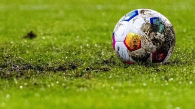 Ein Fußball liegt am Elfmeterpunkt im matschigen Rasen. (Foto: David Inderlied/dpa/Symbolbild)
