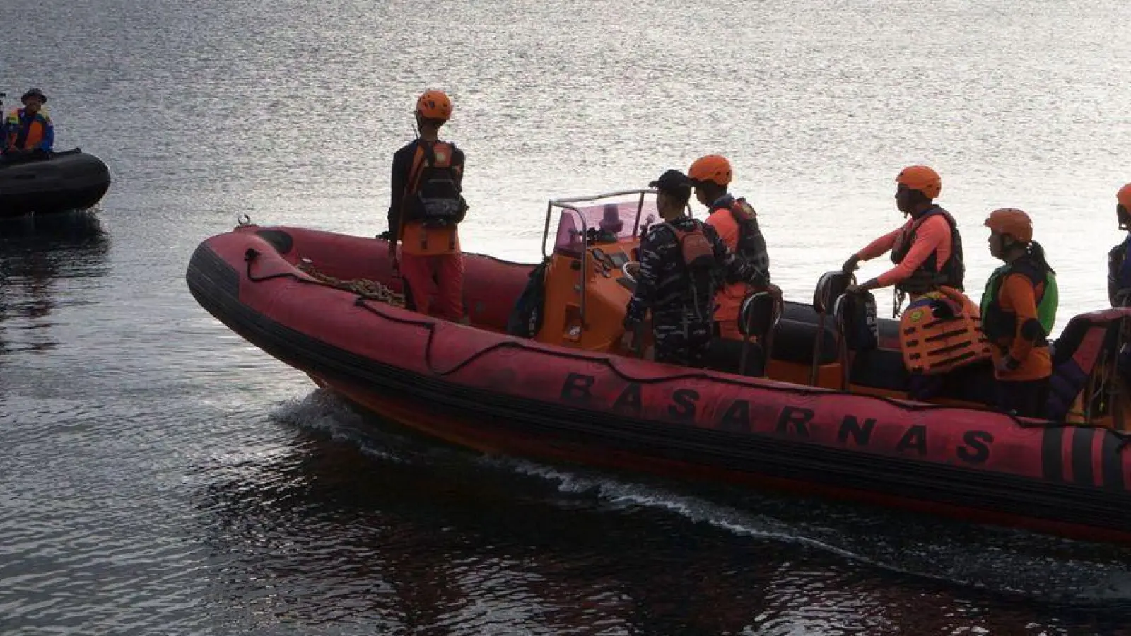 Fährunglück vor Bali: Rettungskräfte suchen nach dem Untergang einer Fähre in den Gewässern vor Jembrana nach Opfern. (Foto: Firdia Lisnawati/AP/dpa)