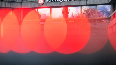 Die Bundesagentur für Arbeit (BA) berät nicht nur Arbeitslose - auch Menschen, die keine Leistungen beziehen, können sich dort Unterstützung holen. (Foto: Daniel Karmann/dpa)