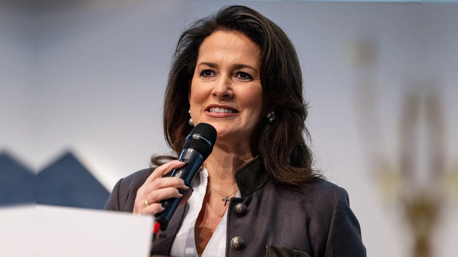 Dem von Michaela Kaniber (CSU) geführten Landwirtschaftsministerium zufolge werden jährlich 170 Millionen Euro Fördermittel in Projekte zur Land- und Dorfentwicklung investiert. (Archivbild) (Foto: Fabian Sommer/dpa)
