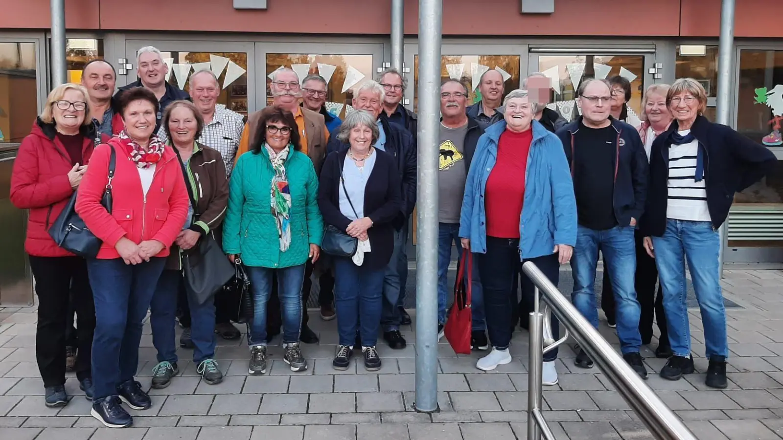 Das Bild der Uehlfelder Abschlussklasse 1975, die sich zum 50-jährigen Jubiläum wieder traf – mit der totgeglaubten Lehrerin Hortense Kittel (rechts). (Foto: Robert Lindner)