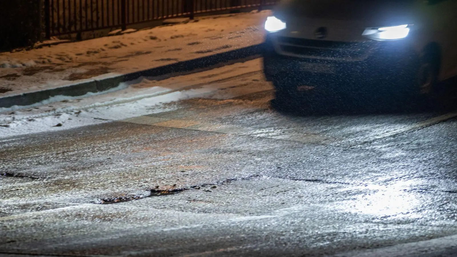 Autofahrer aufgepasst: Schnee und Glätte behindern den Verkehr. (Foto: Harald Tittel/dpa)