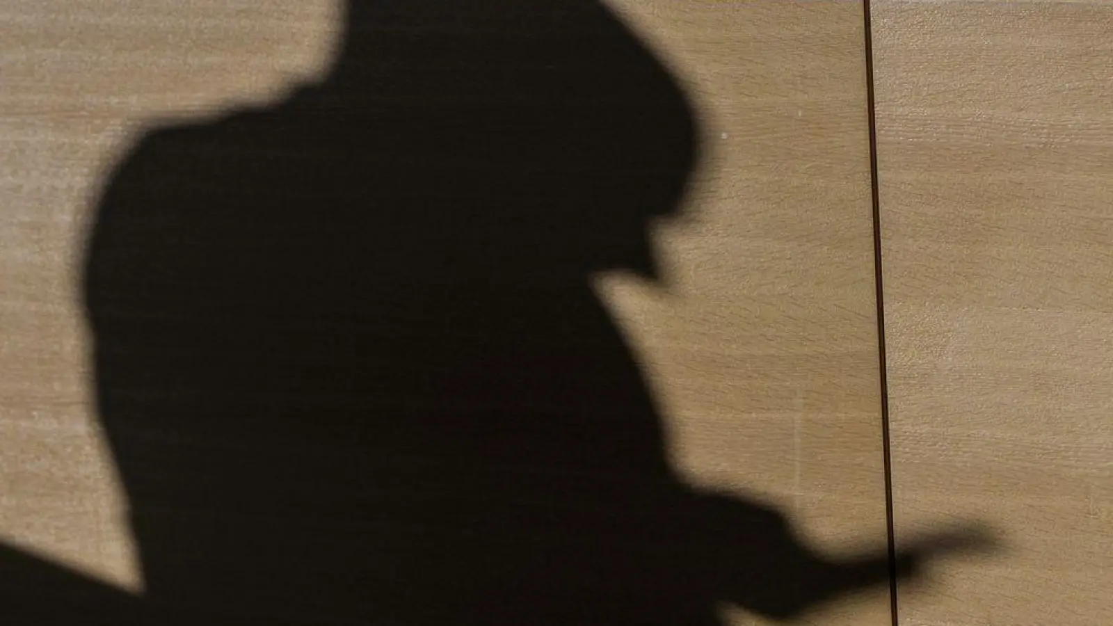 Ständig wandern der Blick und die Hand zum Smartphone: Gerade jüngeren Menschen geht es einer Umfrage der IU Internationalen Hochschule in Erfurt zufolge häufig so. (Symbolbild) (Foto: Andreas Arnold/dpa)