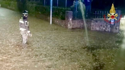 In der Region hatte es in den vergangenen Tagen heftig geregnet. Zahlreiche Straßen sind überschwemmt. Viele Keller stehen unter Wasser.  (Foto: Vigili del Fuoco/dpa)