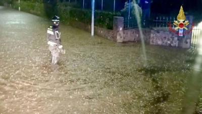 In der Region hatte es in den vergangenen Tagen heftig geregnet. Zahlreiche Straßen sind überschwemmt. Viele Keller stehen unter Wasser.  (Foto: Vigili del Fuoco/dpa)