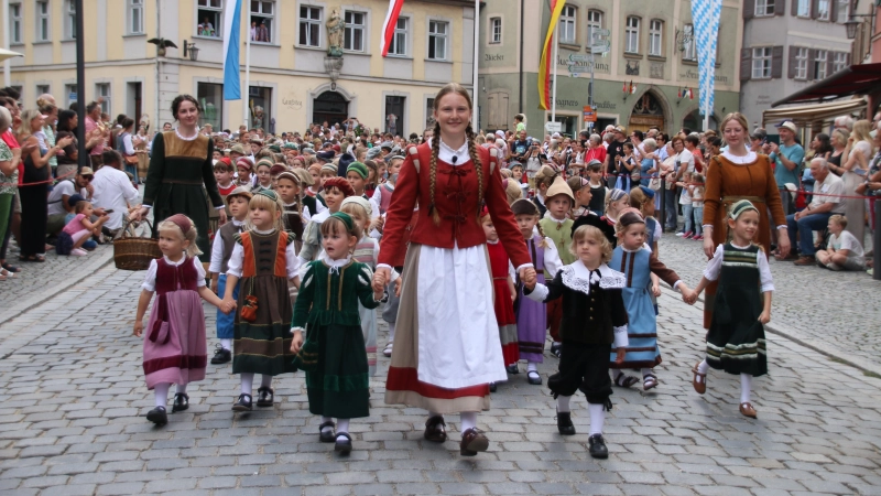Jule Wentsch führt als Kinderlore die Kinder zur Rettung der Stadt.  (Foto: Stefan Neidl)