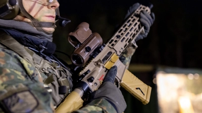 Bundeswehr erhält neues Sturmgewehr G95 (Foto: Daniel Karmann/dpa)