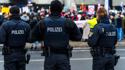 In Berufen, in denen Beschäftigte viel Kontakt mit Menschen haben, ist die emotionale Belastung oft besonders hoch. Zum Beispiel bei der Polizei. (Foto: Andreas Arnold/dpa/dpa-tmn)