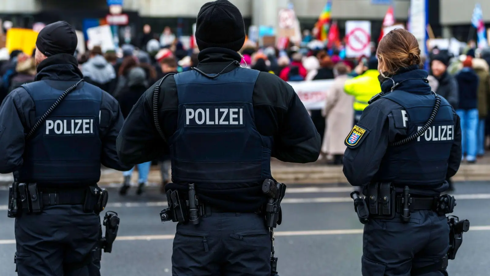 In Berufen, in denen Beschäftigte viel Kontakt mit Menschen haben, ist die emotionale Belastung oft besonders hoch. Zum Beispiel bei der Polizei. (Foto: Andreas Arnold/dpa/dpa-tmn)