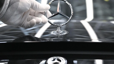 Bei Mercedes-Benz soll künftig wieder mehr im Büro vor Ort gearbeitet werden. (Archivbild) (Foto: Bernd Weißbrod/dpa)