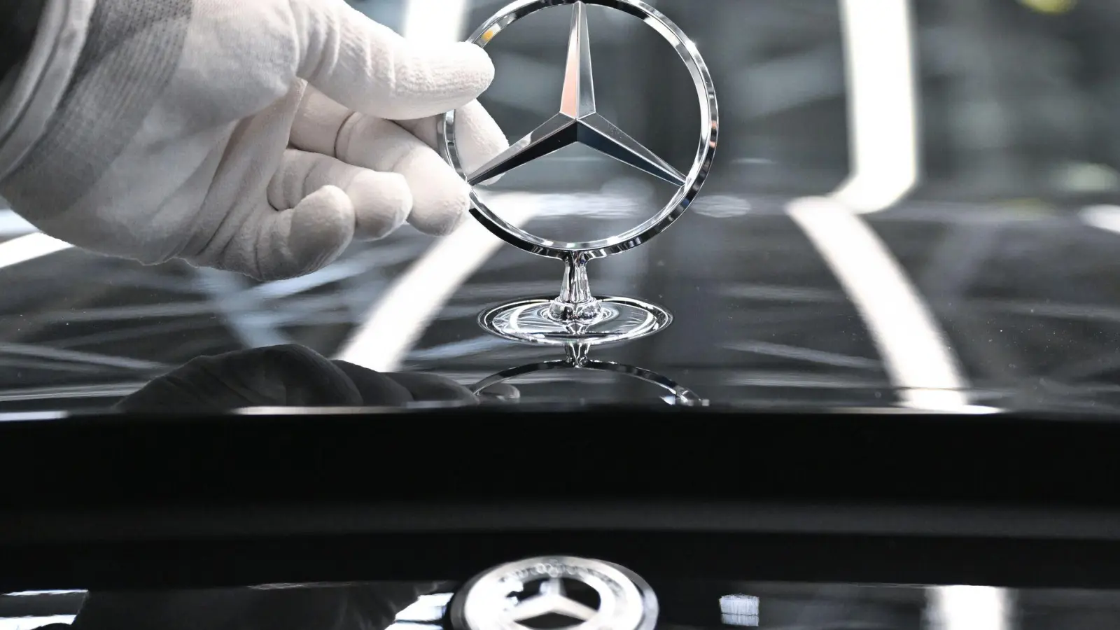 Bei Mercedes-Benz soll künftig wieder mehr im Büro vor Ort gearbeitet werden. (Archivbild) (Foto: Bernd Weißbrod/dpa)