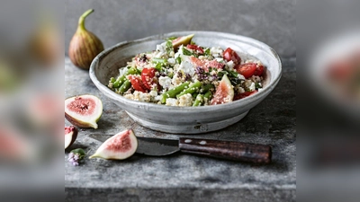 Sieht aus wie ein Spätsommer-Gedicht: Quinoa-Salat mit Feigen, Feta und grünen Bohnen. (Foto: Wolfgang Schardt/BJVV/dpa-tmn)