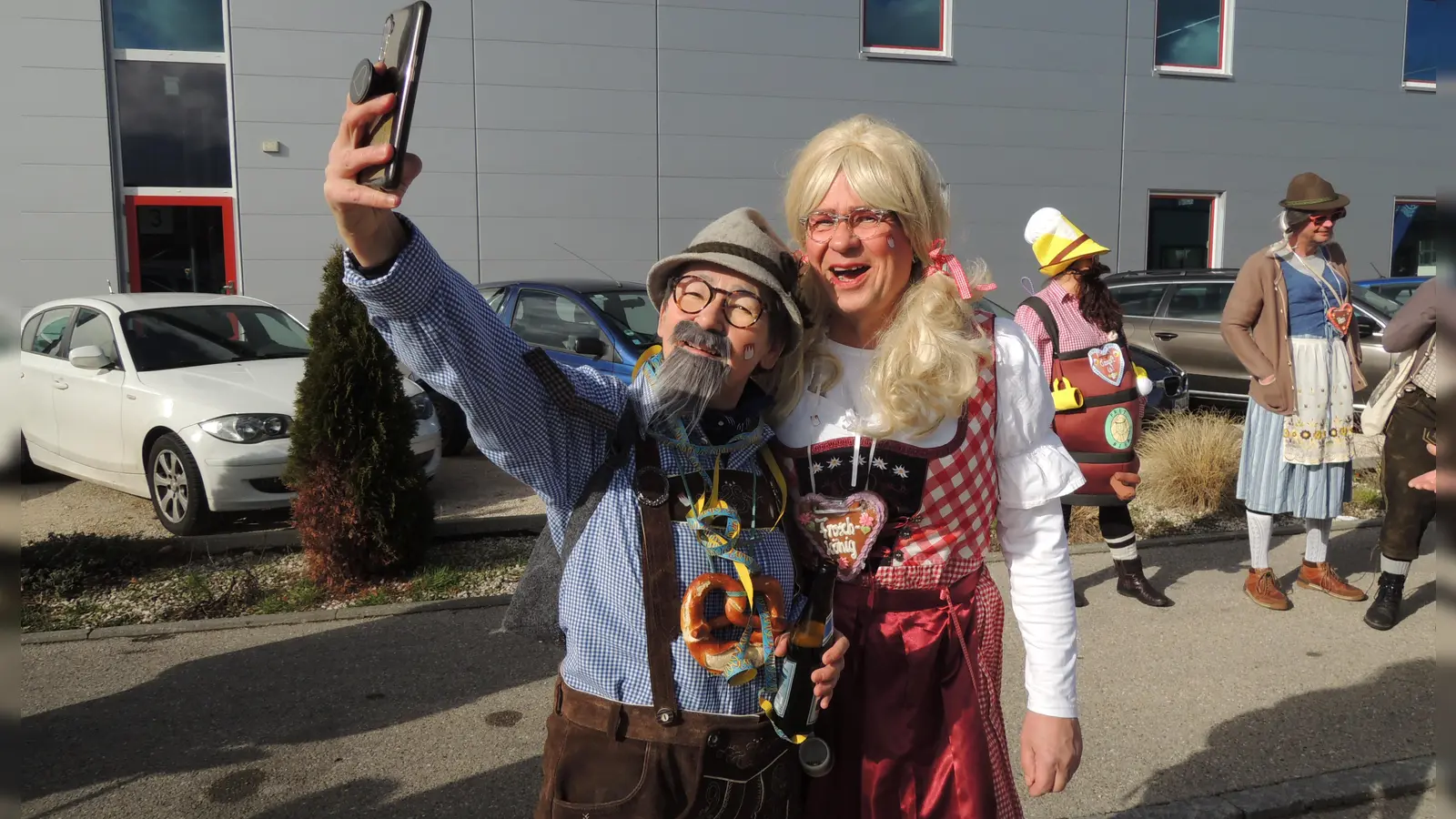 Noch schnell ein Selfie, bevor sich der Faschingsumzug in Bewegung setzt. (Foto: Peter Zumach)