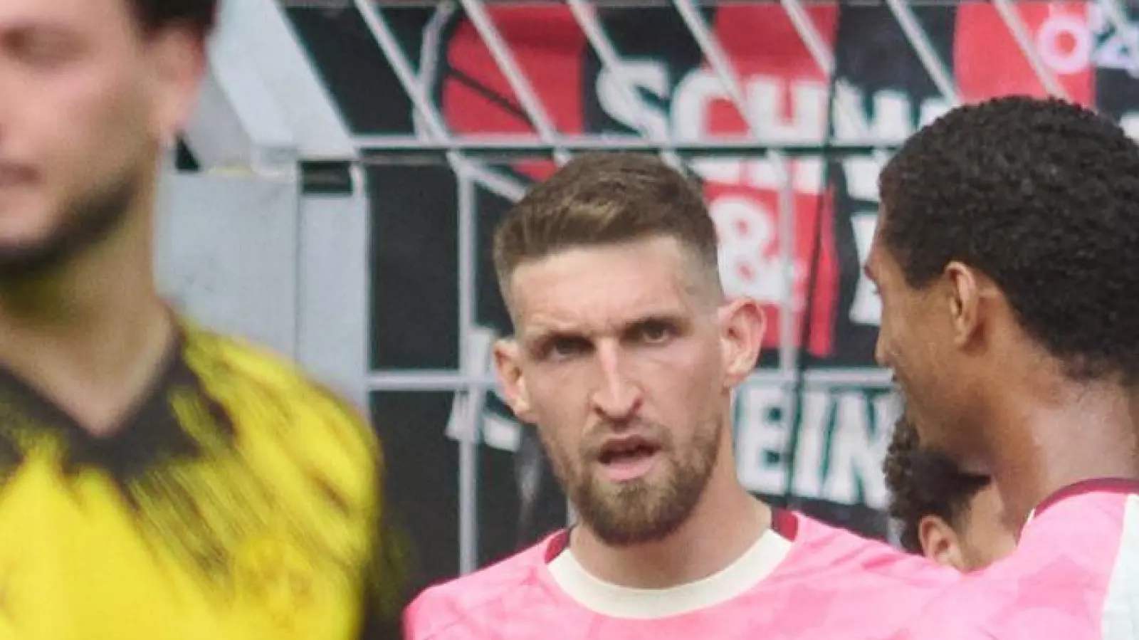 Erzielte das Leverkusener Siegtor: Robert Andrich (M.). (Foto: Bernd Thissen/dpa)