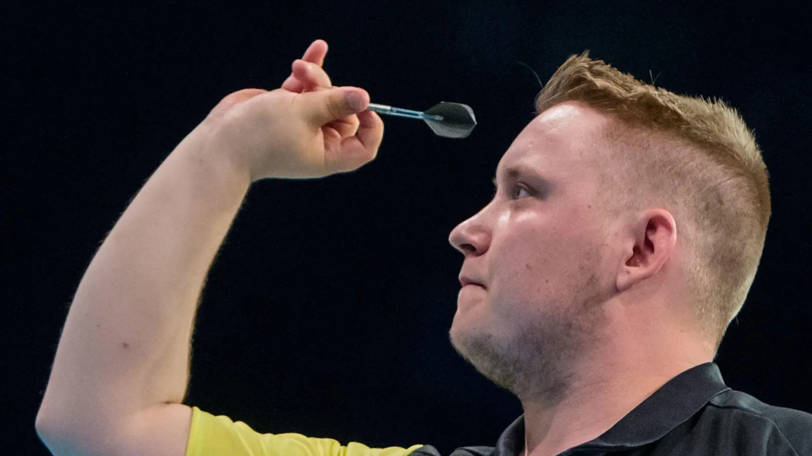 Martin Schindler trifft in der ersten Runde der Darts-WM auf Florian Hempel. (Foto: Daniel Bockwoldt/dpa)