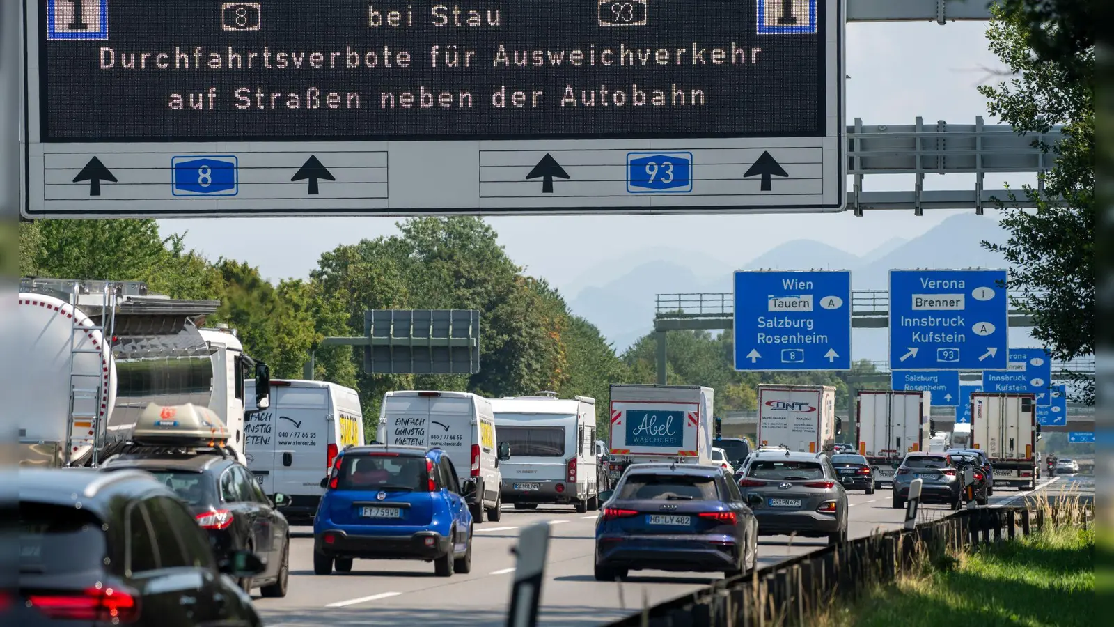 Nur bei Stau darf die Polizei in Bayern Autofahrer auf die Autobahn zurückschicken. (Symbolfoto) (Foto: Stefan Puchner/dpa)
