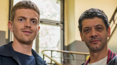 Das neue Münchner Ermittler-Duo im Münchner „Tatort“: Gerade haben Ferdinand Hofer (l) und Carlo Ljubek ihren ersten gemeinsamen Krimi abgedreht.  (Foto: Peter Kneffel/dpa)