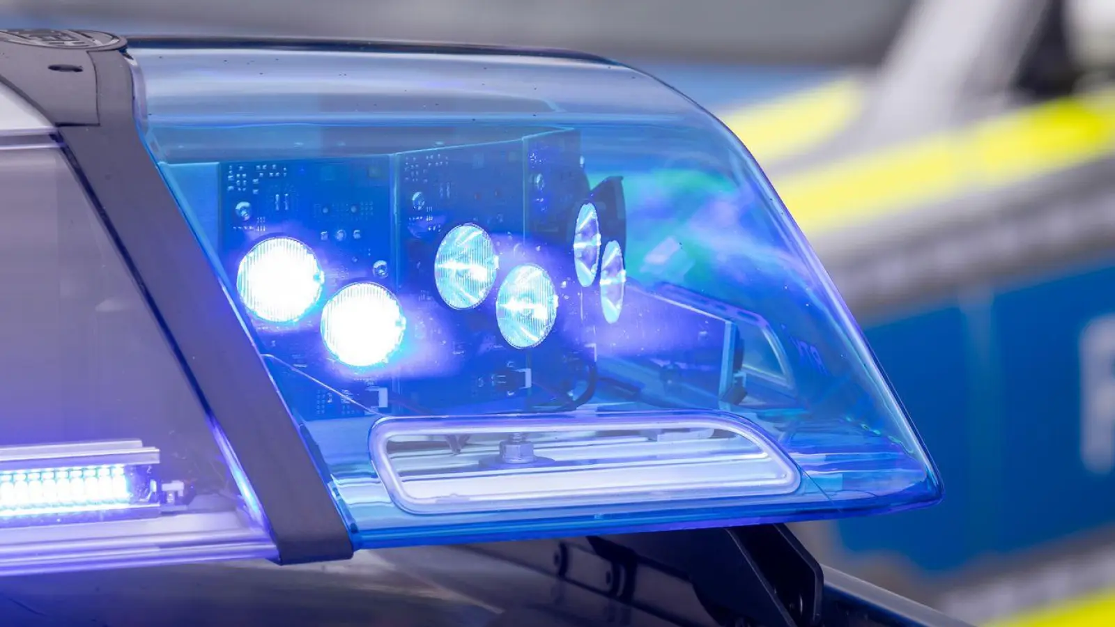 Polizeibeamte brachten die Frau in eine psychiatrische Fachklinik. (Symbolbild) (Foto: Daniel Karmann/dpa)