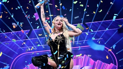 Erika Vikman feiert ihren Sieg beim finnischen Vorentscheid für den Eurovision Song Contest. (Foto: Jussi Nukari/Lehtikuva/dpa)