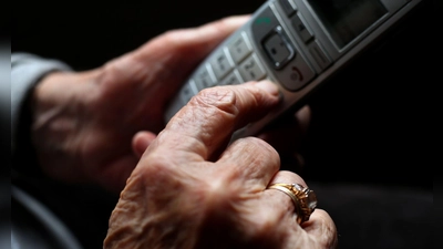 Unbekannte geben sich gegenüber einer Seniorin als Polizeibeamte aus und erbeuten Bargeld und Wertgegenstände. (Symbolbild) (Foto: Karl-Josef Hildenbrand/dpa)