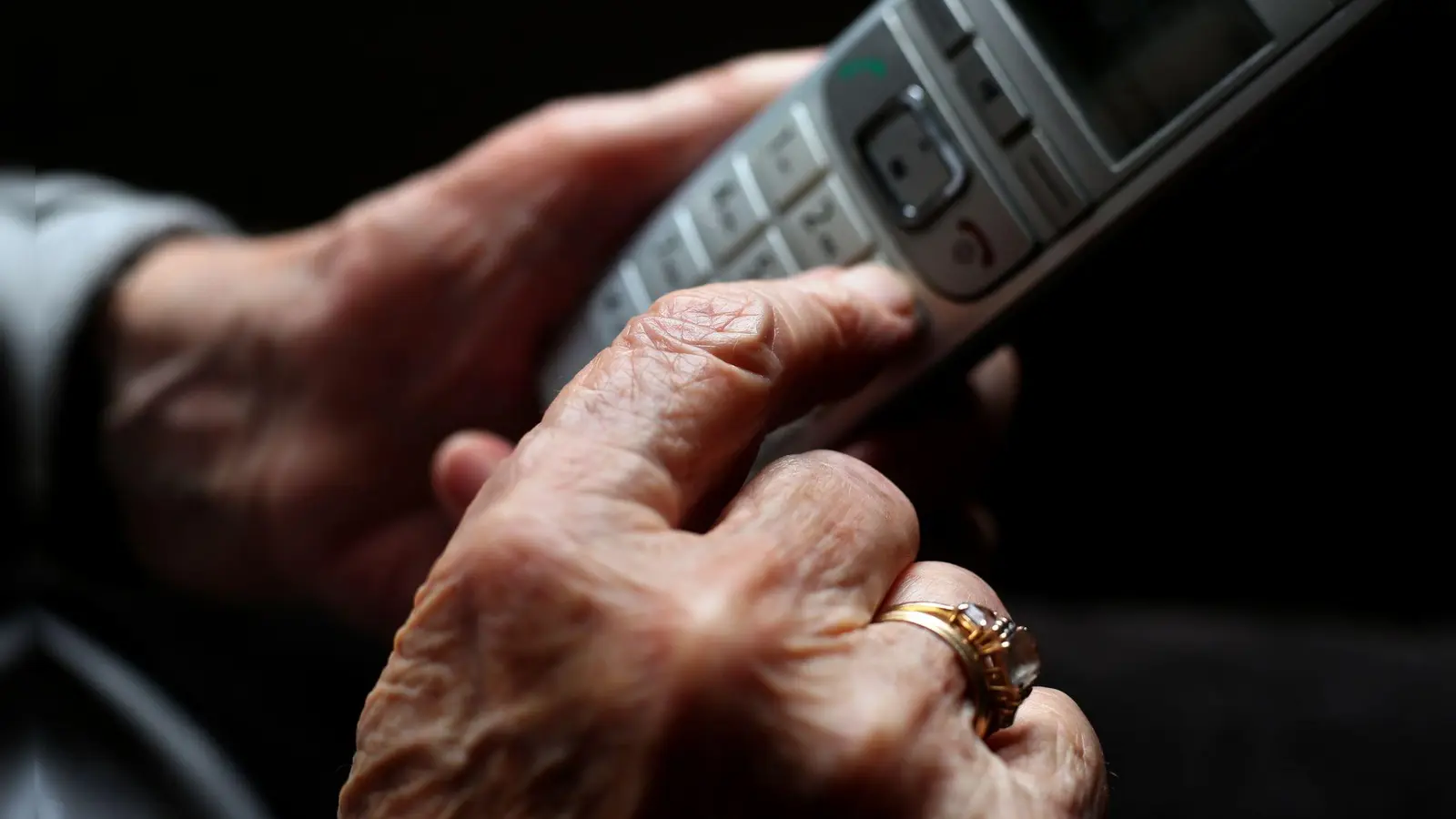 Unbekannte geben sich gegenüber einer Seniorin als Polizeibeamte aus und erbeuten Bargeld und Wertgegenstände. (Symbolbild) (Foto: Karl-Josef Hildenbrand/dpa)