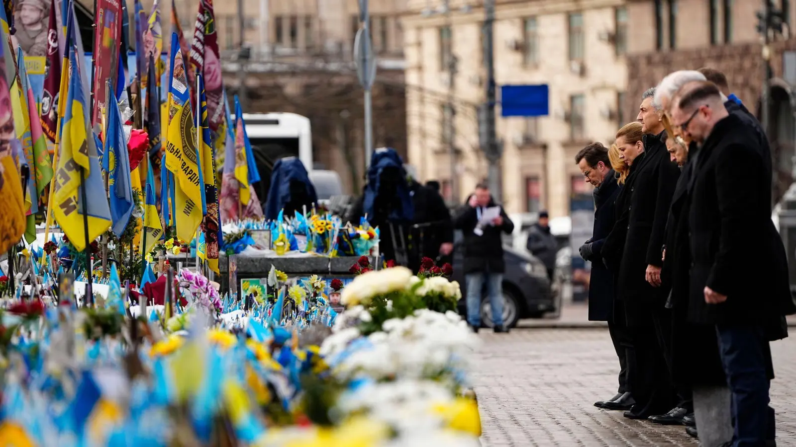 Die EU-Spitze und weitere europäische Regierungs- und Staatschefs sind am vierten Jahrestag des russischen Einmarsches in die Ukraine zu Gedenkveranstaltungen nach Kiew gereist. (Foto: Mads Claus Rasmussen/Ritzau Scanpix Foto/AP/dpa)