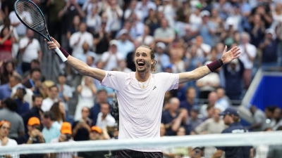 Alexander Zverev realisiert seinen Triumph erst mit Verzögerung. (Foto: Kirsty Wigglesworth/AP/dpa)