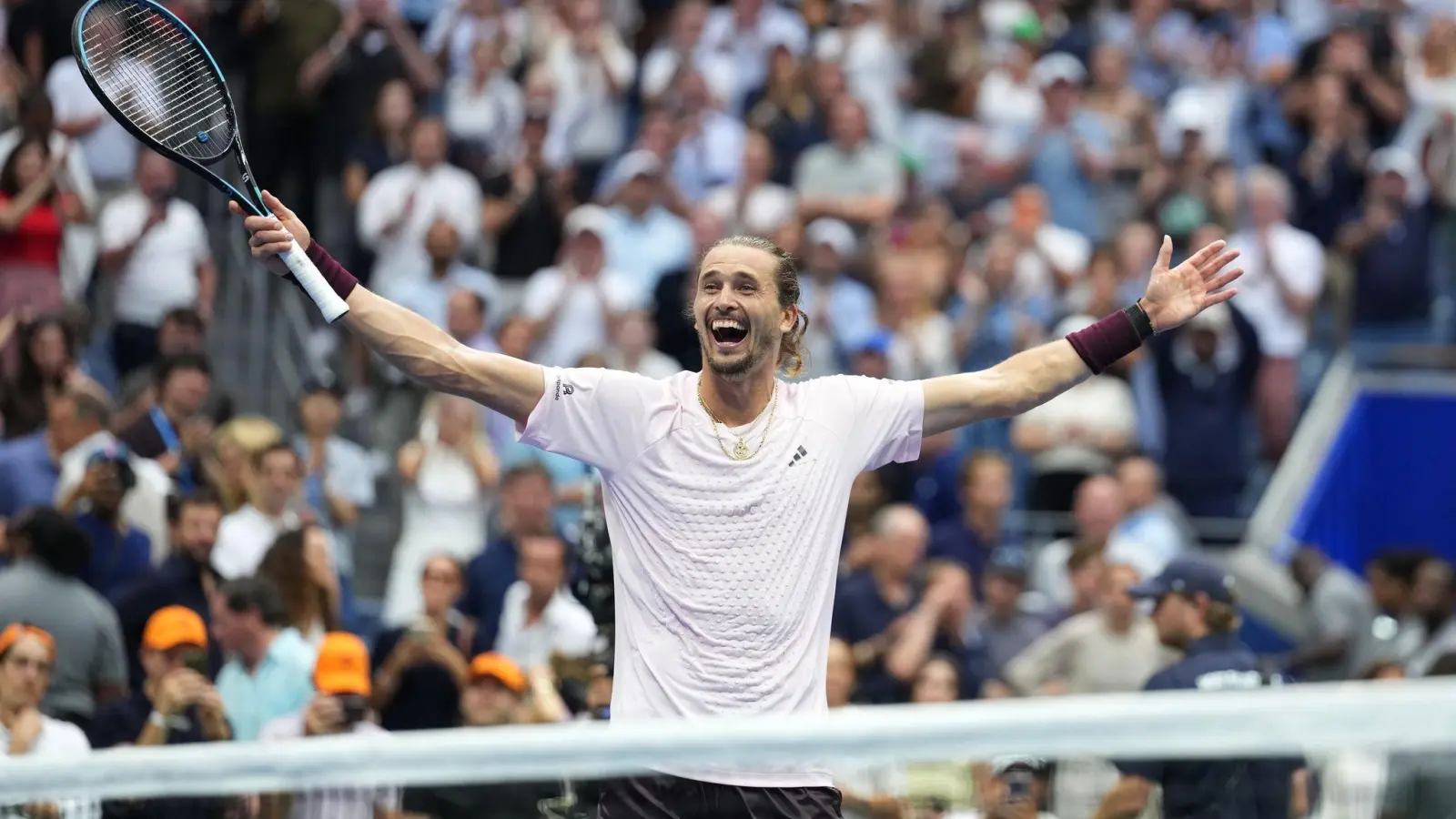 Alexander Zverev realisiert seinen Triumph erst mit Verzögerung. (Foto: Kirsty Wigglesworth/AP/dpa)