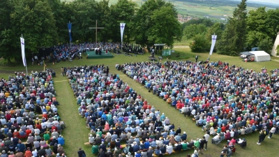 Der Bayerische Kirchentag auf dem Hesselberg lockte auch in diesem Jahr wieder Tausende Menschen an. (Foto: Peter Tippl)