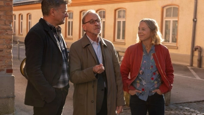 Das Team: Alexander Held Mitte, als Kommissar Ludwig Schaller), Bernadette Heerwagen (als Kommissarin Angelika Flierl, rechts) und Marcus Mittermeier (als Kommissar Harald Neuhauser). (ZDF-Bild) (Foto: Susanne Bernhard/ZDF/dpa)