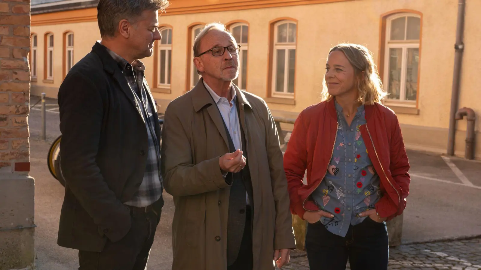 Das Team: Alexander Held Mitte, als Kommissar Ludwig Schaller), Bernadette Heerwagen (als Kommissarin Angelika Flierl, rechts) und Marcus Mittermeier (als Kommissar Harald Neuhauser). (ZDF-Bild) (Foto: Susanne Bernhard/ZDF/dpa)