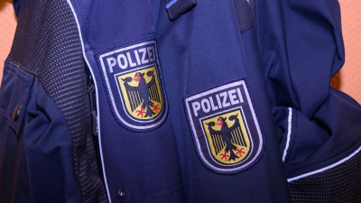 Nachdem ein Mann ohne Fahrkarte in einer Regionalbahn handgreiflich wurde, musste die Würzburger Bundespolizei eingreifen. (Foto: Patrick Pleul/dpa)