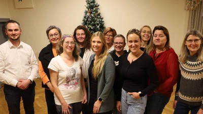 Die Kandidatinnen der Wählergruppe „Aktive Frauen Markt Dachsbach” stellt sich hinter Peter Kaltenhäuser (links), der wieder als Bürgermeister kanididiert. (Foto: Karl-Heinz Panzer)