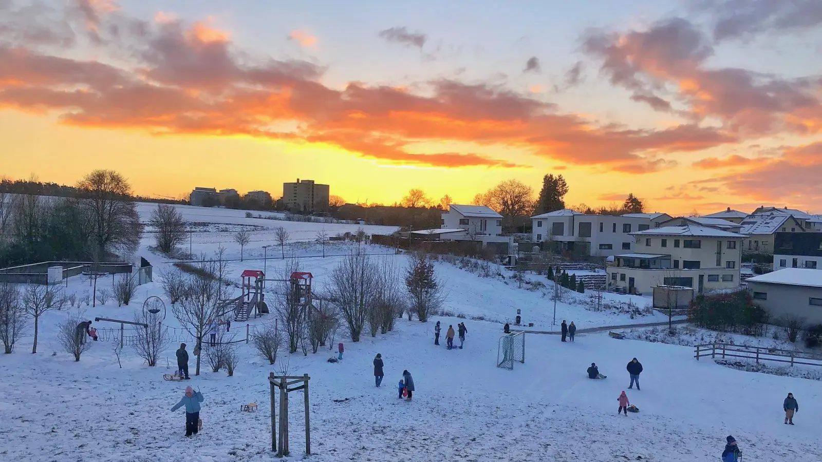 Die Begeisterung hält an, bis sich der Himmel golden färbt.  (Foto: Rainer Hillebrand )