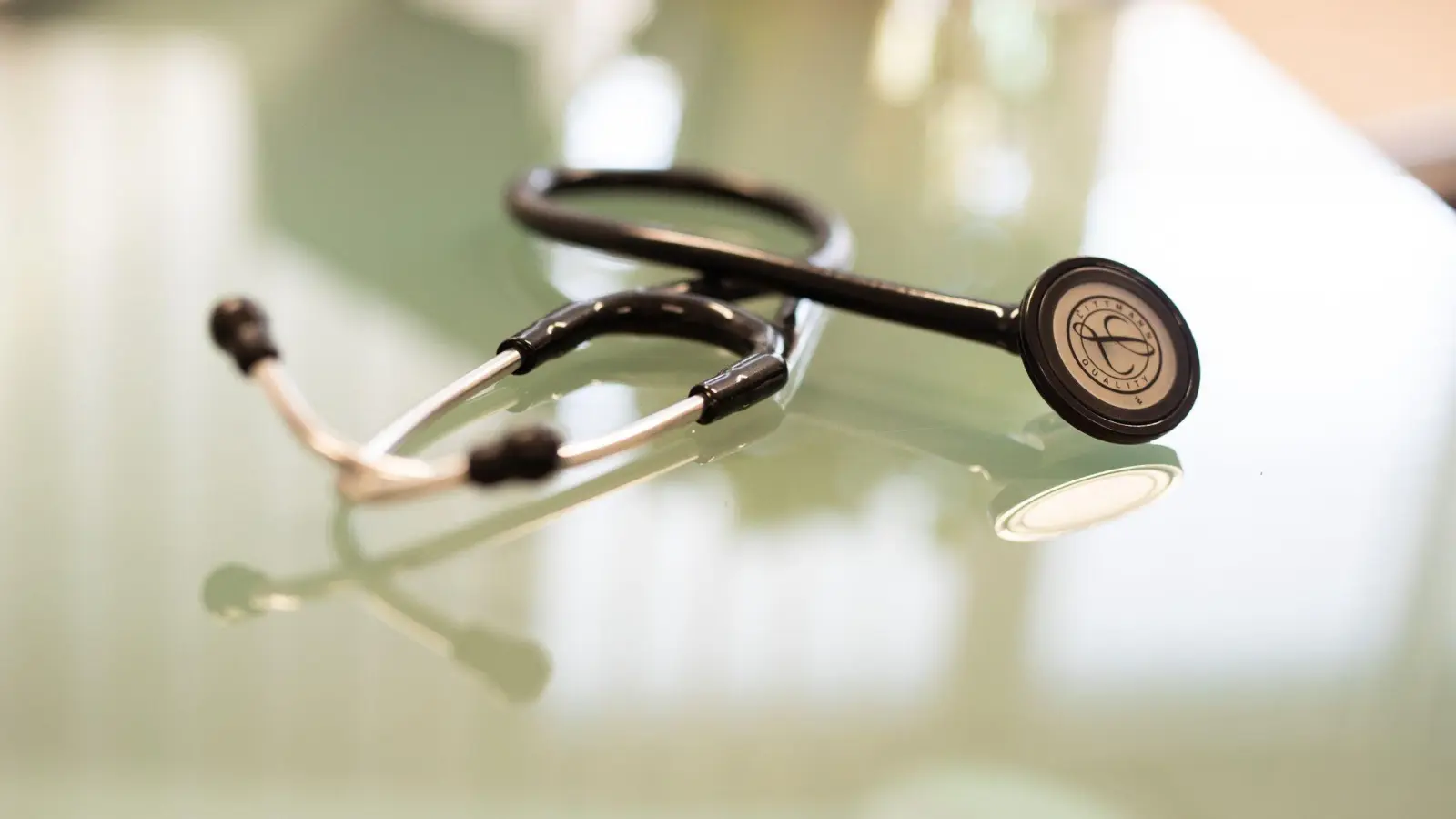 In einer Arztpraxis in Windsbach verlor ein 54-Jähriger die Fassung und begann zu randalieren. (Symbolbild: Frank Rumpenhorst/dpa)