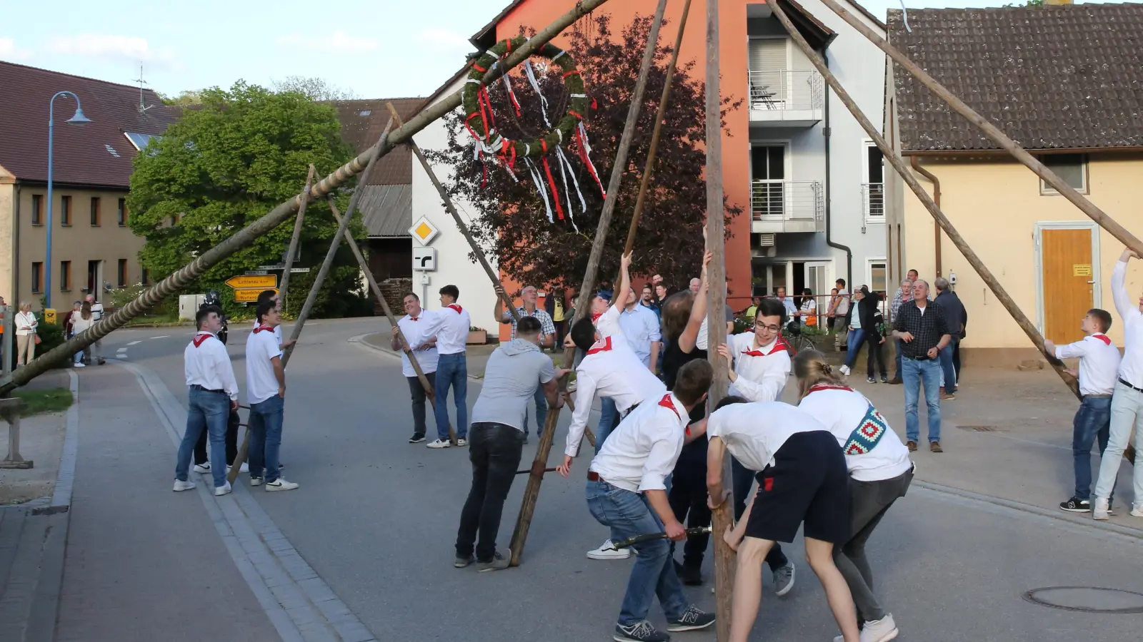 Das Aufstellen des Kerwa-Baums gehört wieder zu den Höhepunkten der Festtage. (Foto: Alexander Biernoth)