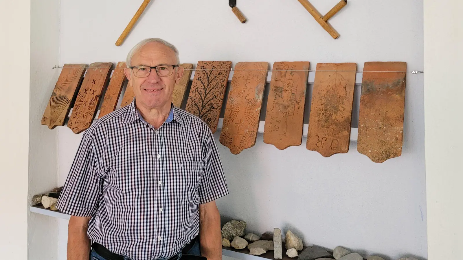 Alles, was Leonhard Schuh lieb ist: die Landwirtschaft, der ideelle Wert der Feierabendziegel und Gesteinsbrocken aus den Regionen, die er durchwandert hat. (Foto: Nina Daebel)