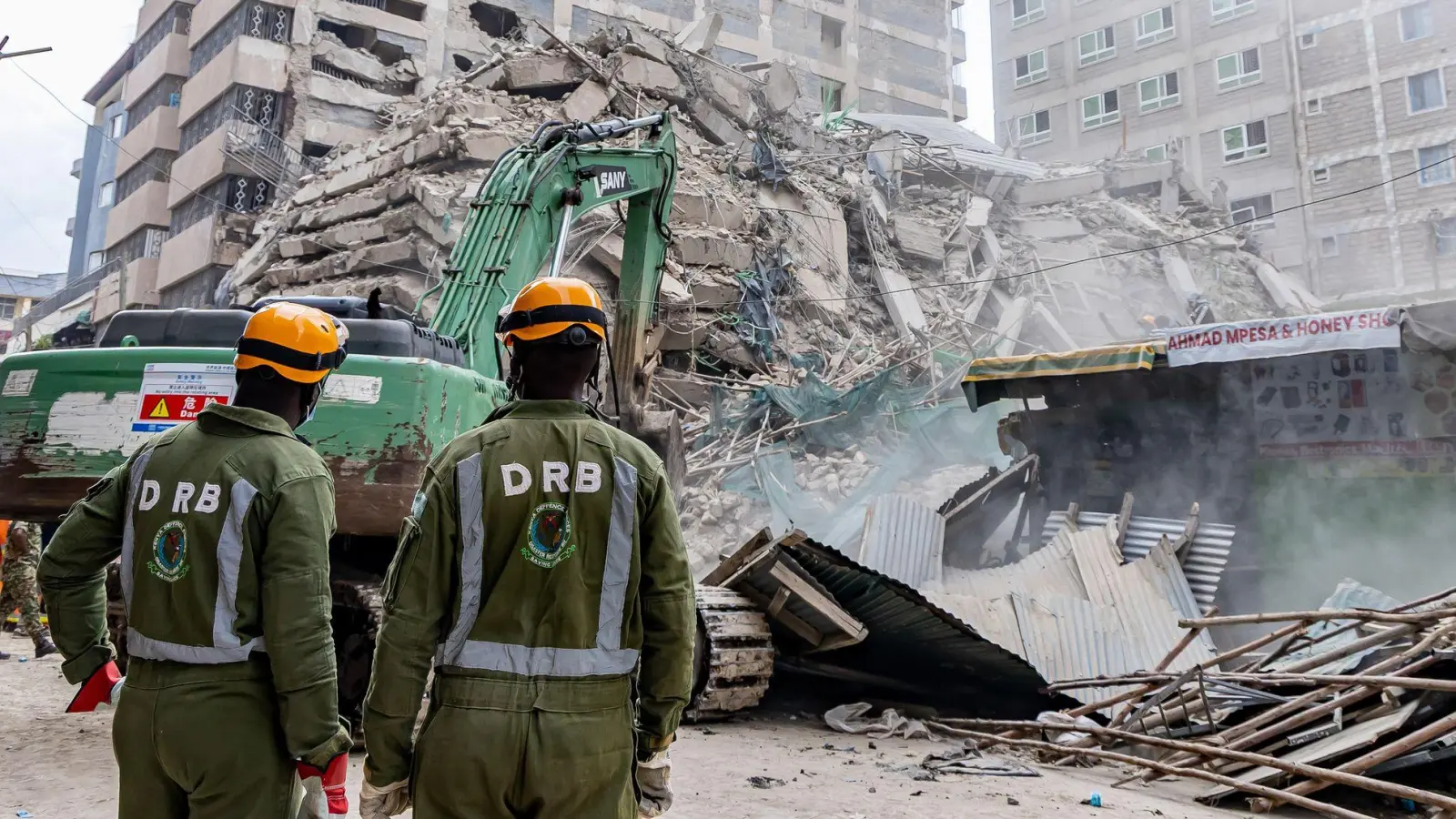 Rettungskräfte führen Such- und Rettungsmaßnahmen an der Stelle eines eingestürzten mehrstöckigen Gebäudes durch, das sich im Stadtteil Eastleigh in Nairobi im Bau befand. (Foto: Boniface Muthoni/SOPA Images via ZUMA Press Wire/dpa)
