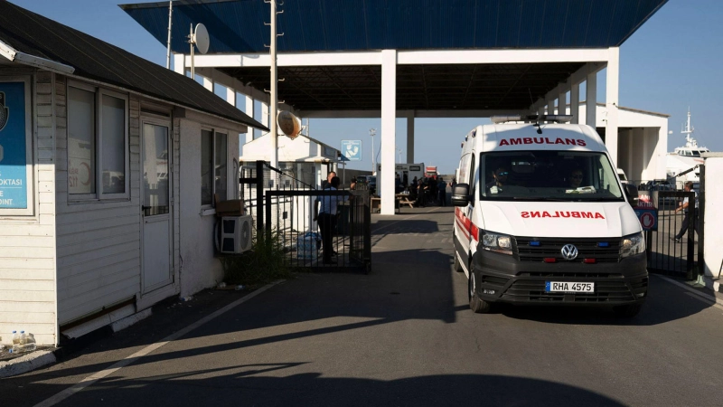 Der Kapitän ist in Haft, die Suche nach Überlebenden geht weiter. (Foto: Nedim Enginsoy/AP/dpa)