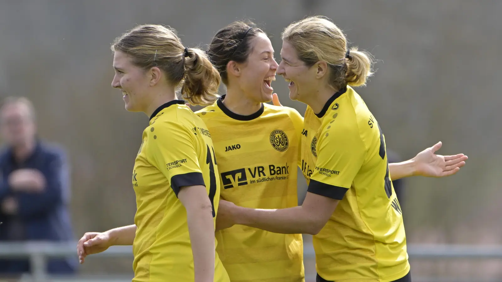 Gut gelaunt: Drei der vier Weinberger Tore im Pokal erzielten Marlene Ganßer (links) und die neue Spielführerin Annika Kömm (Mitte, hier in der Vorsaison). Rechts Offensivspielerin Lisa Wich. (Foto: Martin Rügner)