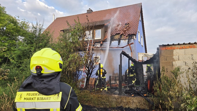 Bei einem Brand einer Gartenhütte in Markt Bibart fing auch ein angrenzendes Wohnhaus Feuer. (Foto: Feuerwehr Markt Bibart)
