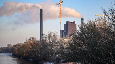 Der Brandanschlag am Samstag traf eine Kabelbrücke über den Teltow-Kanal nahe dem Kraftwerk Lichterfelde.  (Foto: Britta Pedersen/dpa)