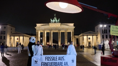Auch am Brandenburger Tor gingen die Lichter aus. Der WWF wirbt auch dafür, privat Energie zu sparen. Daher wurde eine übergroße Schreibtischlampe aufgebaut und ausgemacht. (Foto: Annette Riedl/dpa)