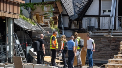 Ein Gutachter (2.v.l) beginnt nun mit der Ursachenforschung. (Foto: Harald Tittel/dpa)